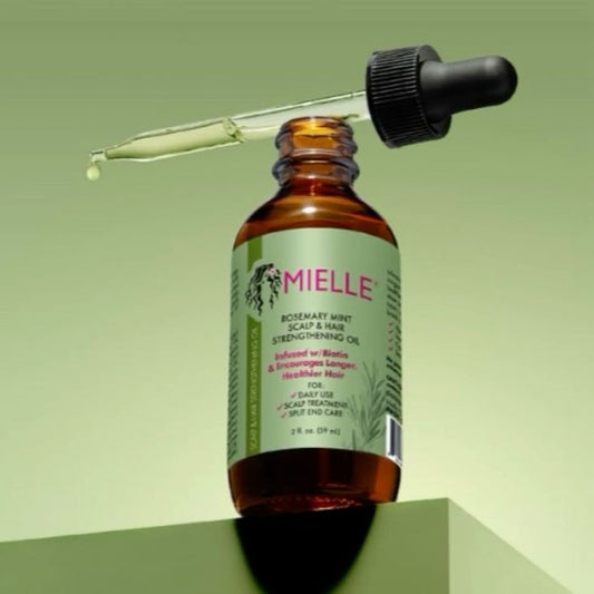 Vos cheveux tombent ? Redonnez-leur force, épaisseur et une pousse naturelle grâce à l'huile au romarin Mielle.